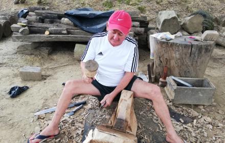 Taller. El rey de las monturas inicia su labor con un trozo de madera.