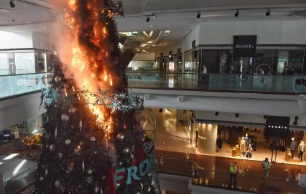 Un árbol de navidad fue quemado por protestantes en el centro comercial Festival Walk de Kowloon Tong, Hong Kong.
