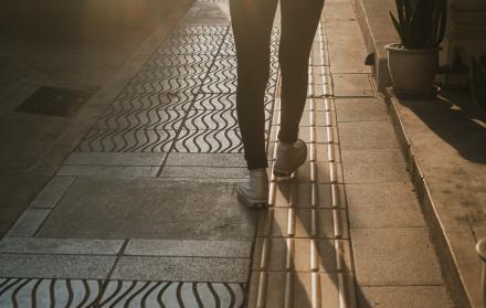 El estudio apunta a que caminar despacio es una señal de problemas aún décadas antes de la vejez.