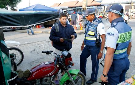 Miembros de la ATM realizaron un operativo en la vía a Daule.