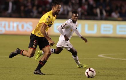 Encuentro entre Liga de Quito y Barcelona en el estadio Rodrigo Paz.