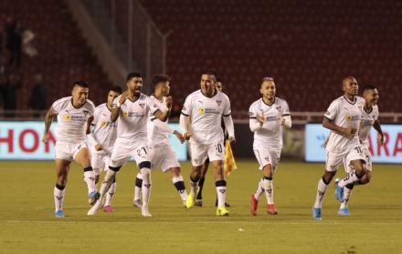 Jugadores de Liga de Quito celebran el triunfo ante Aucas.