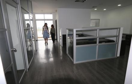 Oferta. Una de las oficinas que se alquilan en el edificio Sotavento, en Puerto Santa Ana, en Guayaquil.