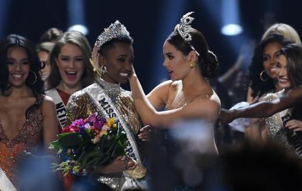 Catriona Gray, Miss Universo de 2018, coloca la corona a su sucesora.