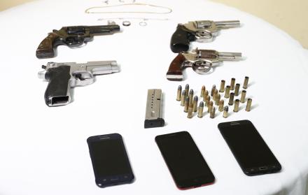Armas de grueso calibre, varias municiones y celulares fueron las evidencias que la policía les decomisó.