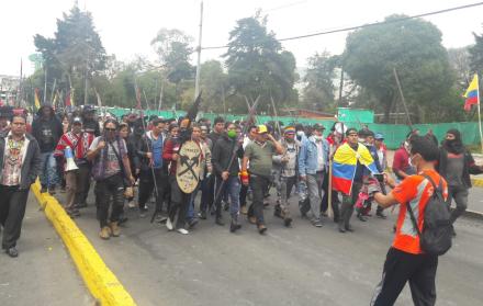 Jaime Vargas, presidente de la Confederación de Nacionalidades Indígenas del Ecuador, junto a manifestantes, salió este viernes desde el Ágora de la Casa de la Cultura, en Quito, en dirección al Centro Histórico. 