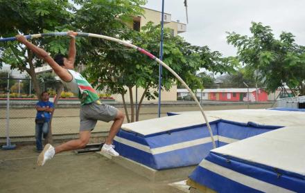 Dyander Pacho entrena para participar en el Campeonato Sub-20 de Atletismo en Costa Rica.