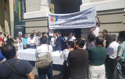 La agrupación religiosa se concentró este martes en los exteriores de la Gobernación del Guayas, en el centro de la ciudad.