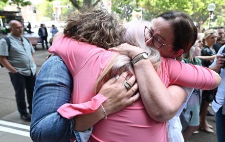 Tres mujeres se abrazan tras conocer la sentencia de la demanda colectiva.