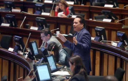 Legislativo. El asambleísta del Partido Social Cristiano, Henry Cucalón, se opone  a la creación de nuevos tributos; el Gobierno defiende la urgencia.