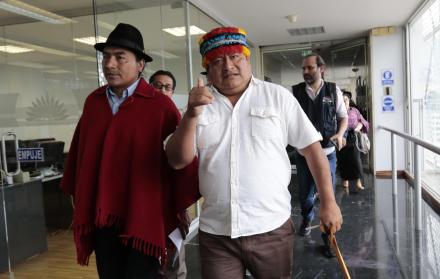 Comparecencia. Los dirigentes indígenas, Leonidas Iza (izquierda) y Jaime Vargas (derecha), a su llegada ayer a la 