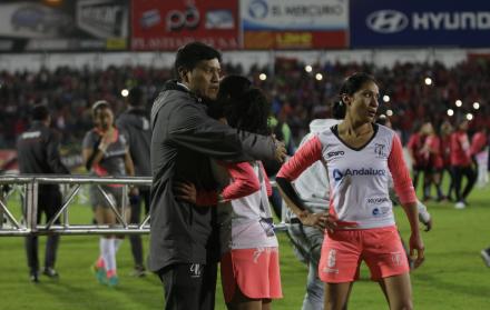 Las futbolistas de Ñañas, dirigidas por Francisco Ramírez, no lograron el objetivo de alzar el título y no ocultaron su tristeza y dolor luego de la final en Cuenca.