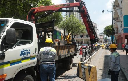 Personal de la ATM colocó ayer muros de hormigón en la berma situada en Víctor Manuel Rendón y Pedro Moncayo. La finalidad es impedir que taxis y vehículos particulares utilicen el espacio de estacionamiento, así como los otros siete distribuidos en el ce
