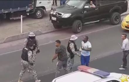 El agresor sacó un bate de béisbol para enfrentar a un vigilante aduanero.