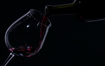 Una copa de vino tiene efecto relajante, pero no precisamente por su contenido de alcohol, sino por su resveratrol.