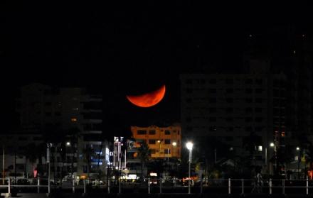 La luna roja se pudo captar claramente desde el malecón de Salinas.