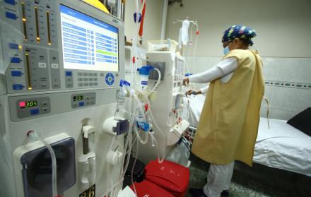 Centros de diálisis de Guayas, Pichincha y Santa Elena atraviesan una crisis por falta de pago del Ministerio de Salud.