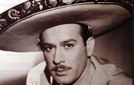 Mérida conmemora este lunes el 62 aniversario luctuoso de Pedro Infante, quien perdió la vida el 15 de abril de 1957 cuando se estrelló su avión en el centro de la capital del suroriental estado de Yucatán.