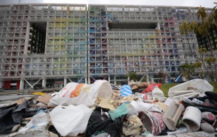 Mantenimiento. El miércoles pasado, los escombros se acumulaban alrededor de la plataforma.