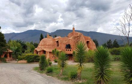 Su infraestructura resalta ante las demás casas que mantienen un toque colonial.