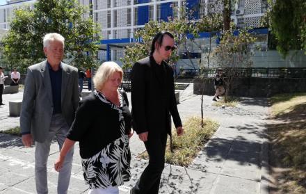 Ola Bini se dirige a la Fiscalía junto a sus padres.