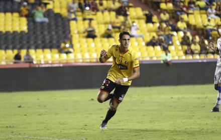 Referencial. Leonardo Camapana celebra el triunfo de Barcelona frente a Santa Rita en el estadio Monumental.