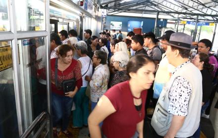 Aglomeración. El bloqueo es una de las tácticas para hurtar objetos de los usuarios, los ladrones lo hacen cuando hay masiva presencia de pasajeros.