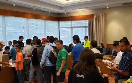 Las personas que participarán mañana en la Media Maratón Ciudad de Guayaquil Diario EXPRESO retiraron el kit para la competencia.