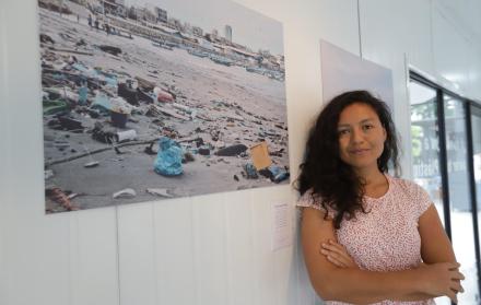 La comunicadora audiovisual Fabiola Minda, frente a tres de las fotografías que muestra en Guayarte.