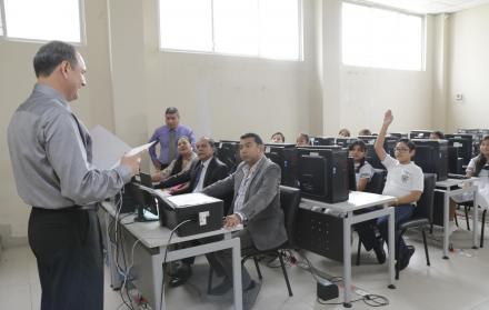 Imagen referencial. El Ministerio debe trabajar en programas de acompañamiento y capacitación dirigidos a los docentes que no aprueben la evaluación del desempeño.