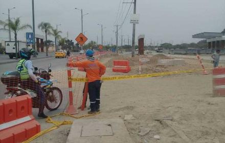 a obstrucción vehicular es precisamente en al menos 150 metros del punto en donde se construye el nuevo puente que unirá a Guayaquil con Daule (La Joya).