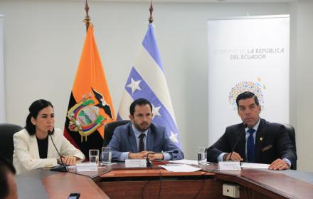 En una rueda de prensa, el subsecretario de Acción Política de la Presidencia, Iván Granda, informó que entre las irregularidades halladas constan presunto testaferrismo.