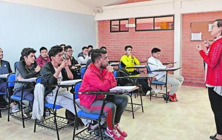 Estadísticas. El 50 % de los estudiantes tiene entre 18 y 25 años de edad. Apenas el 5 % va desde los 46 años o más.
