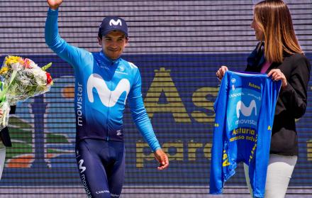 El ciclista Richard Carapaz, del movistar team, saluda tras ganar el domingo la Vuelta a Asturias.