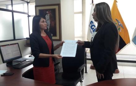 La Subsecretaria de Educación entrega a la fiscal del Guayas la denuncia.