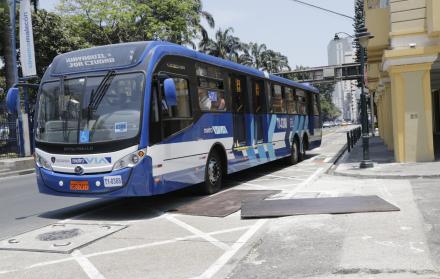 El sonido que hacen las planchas metálicas al pasar los vehículos molesta a los habitantes y turistas del centro porteño.