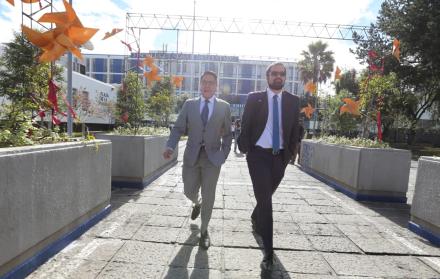 Carlos Soria y José Charry, abogados de Ola Bini, acudieron a la Fiscalía.