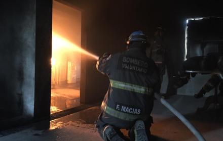 Miembros del Cuerpo de Bomberos de la ciudad capacitaron a 15 periodistas este sábado.