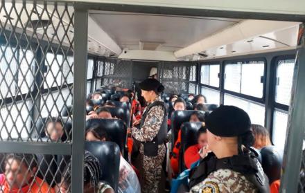 El proceso de reubicación se dio con el acompañamiento de un contingente de la Policía y de agentes de vigilancia penitenciaria.