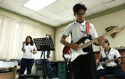 Géneros. Un grupo mixto de alumnos toca una canción en ritmo de rock.