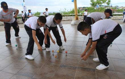 Los niños se recrean con los juegos populares tradicionales de Guayaquil.