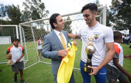 El futbolista Leonardo Campana junto a su papá, Pablo Campana, en un homenaje realizado por el presidente Lenín Moreno, donde celebran el campeonato sudamericano.