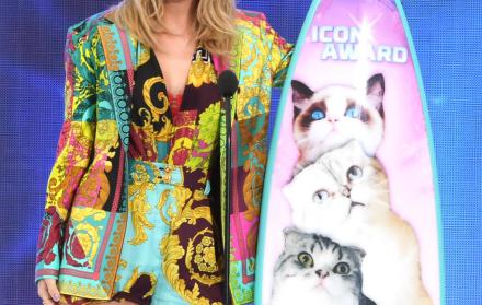 Taylor Swift recibe el Premio Icono.