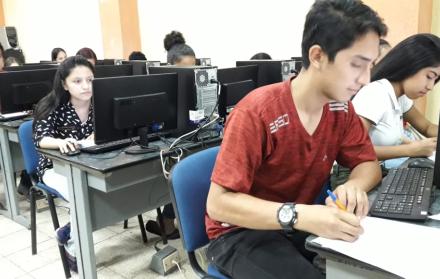 Los jóvenes rinden las pruebas en los laboratorios de cómputo de la Facultad de Filosofía.
