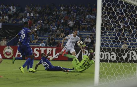 Encuentro entre Emelec y Cruzeiro en el Capwell.