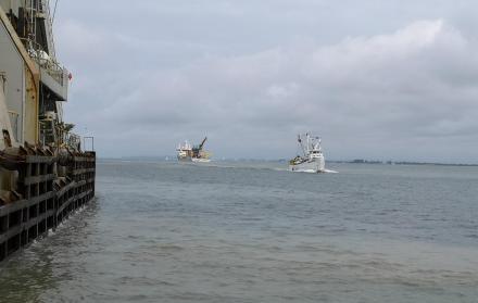 Embarcaciones. Un barco en su paso para llegar a uno de los muelles de Posorja (Guayaquil).
