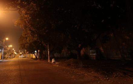 Este lote se encuentra detrás de una empresa y también se observa una carretilla abandonada.