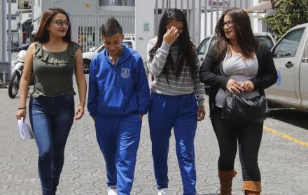 Afectados. Paola Flores (d) y sus hijos Jocelin, Eddy y Mélani, son parte de los afectados por la muerte de un servidor policial en percances relacionados con el trabajo profesional.