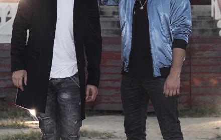 Mauricio (Dandee) y Alejandro (Cali) saltaron a la fama con la canción Volver, que logró posicionarlos en la industria hispana. Han hecho colaboraciones con Fonseca, Nacho, Sebastián Yatra, Tini, entre otros. 