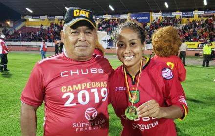 Andrea y su padre Jhonny Pesántez.